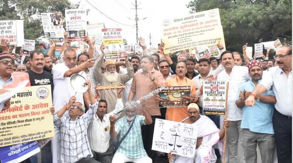 सीलिंग पर भड़के व्यापारी! भोपाल में बैरिकेड्स तोड़े, बोले- राहत नहीं मिली तो बाजार बंद