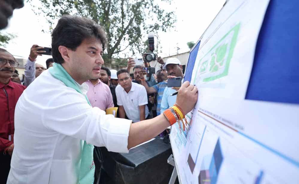 सिंधिया ने मंत्रियों के साथ मल्टीलेवल कार पार्किंग का किया निरीक्षण
