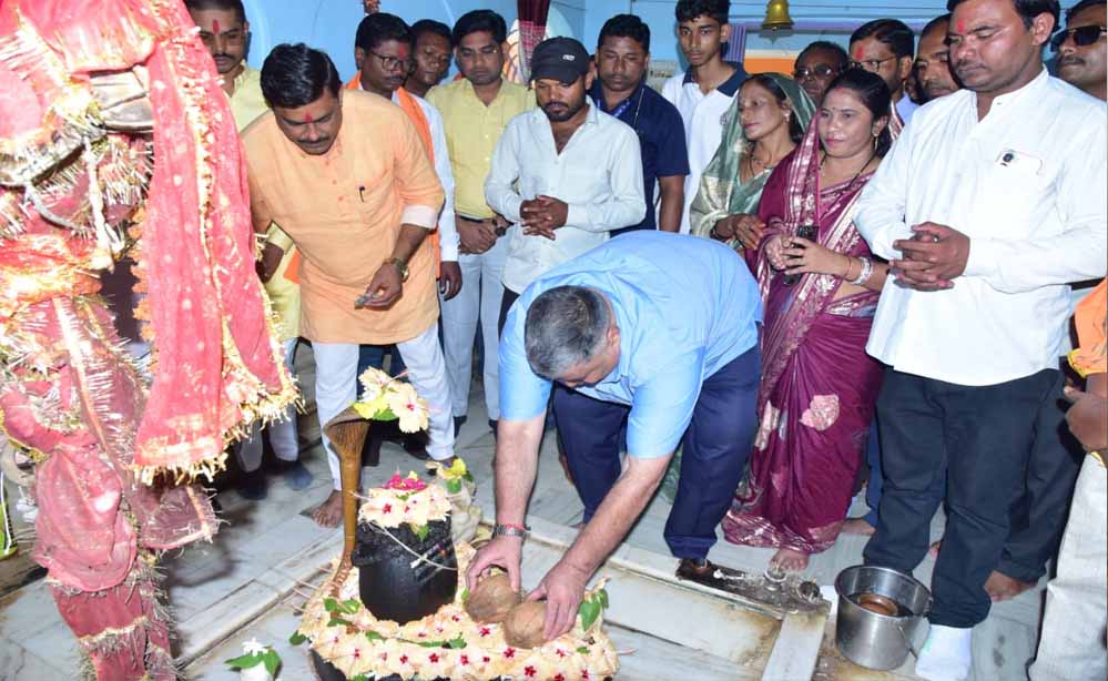 मंत्री राजेश अग्रवाल ने मंदिरों में की पूजा-अर्चना, प्रदेश की सुख-शांति की प्रार्थना