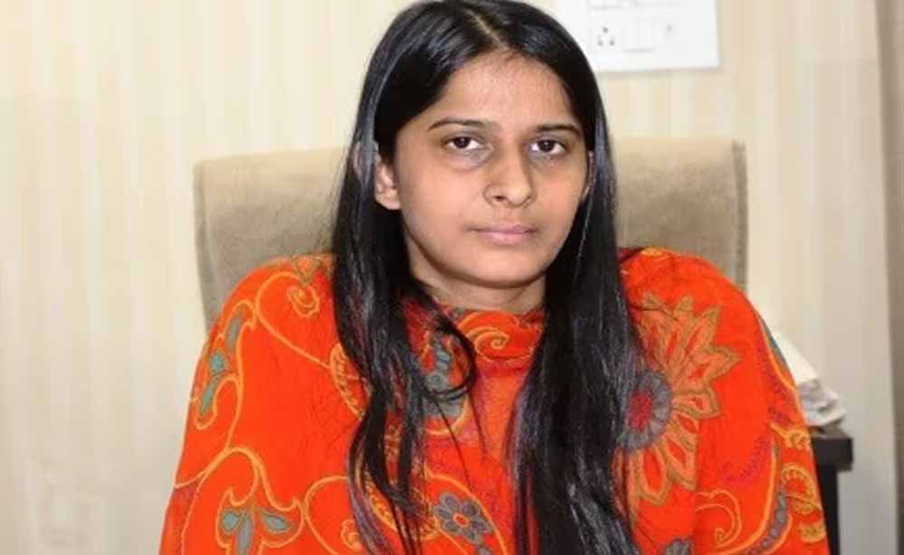 डॉक्टरी छोड़ UPSC में हासिल की रैंक 1, हरियाणा की शेना अग्रवाल बनीं IAS