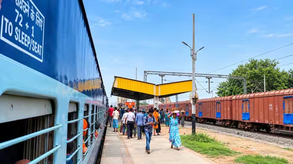 दिल्ली घुमाने का झांसा देकर पटना लाया, चलती ट्रेन से किशोरी को फेंककर आरोपी फरार