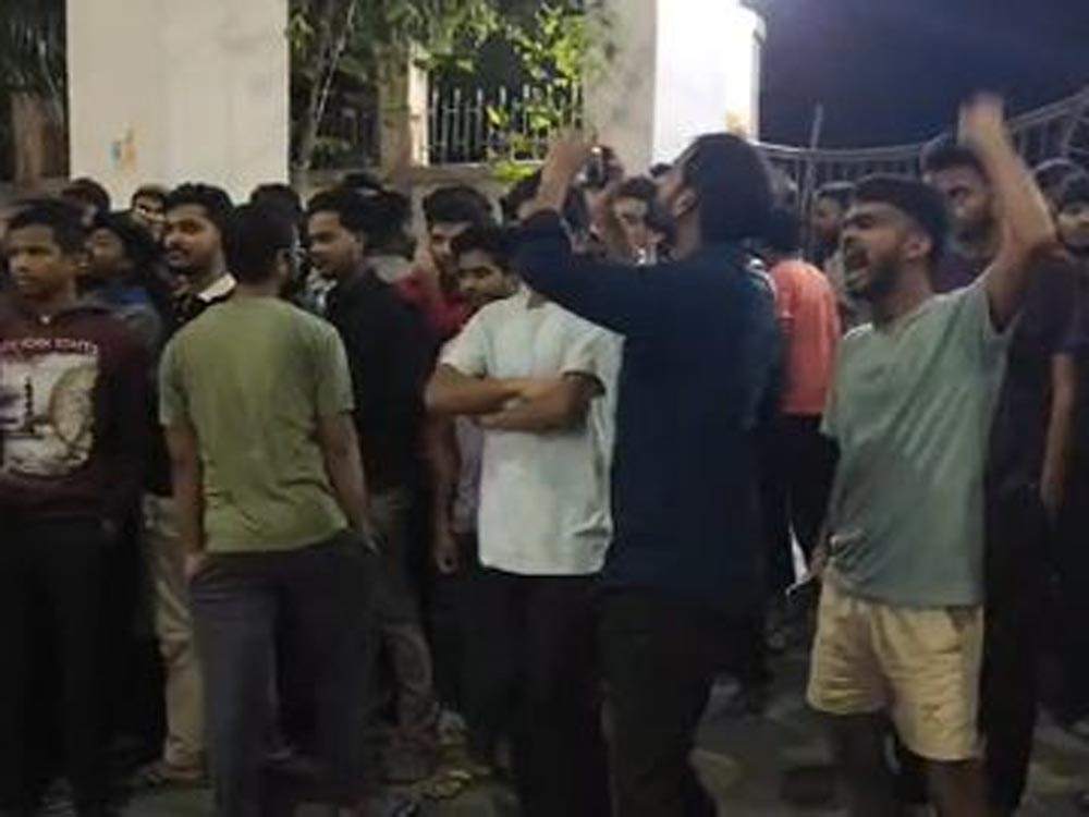 मेस के खाने को लेकर भड़के 200 छात्र, देर रात सड़क पर उतरे; अधिकारियों ने पहुंचकर संभाला मामला