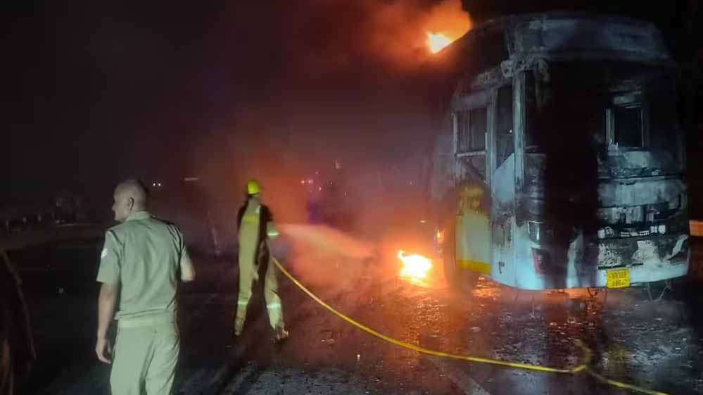 चलती बस में धुआं-बदबू के बाद लगी आग, 9 की मौत; ड्राइवर-कंडक्टर फरार