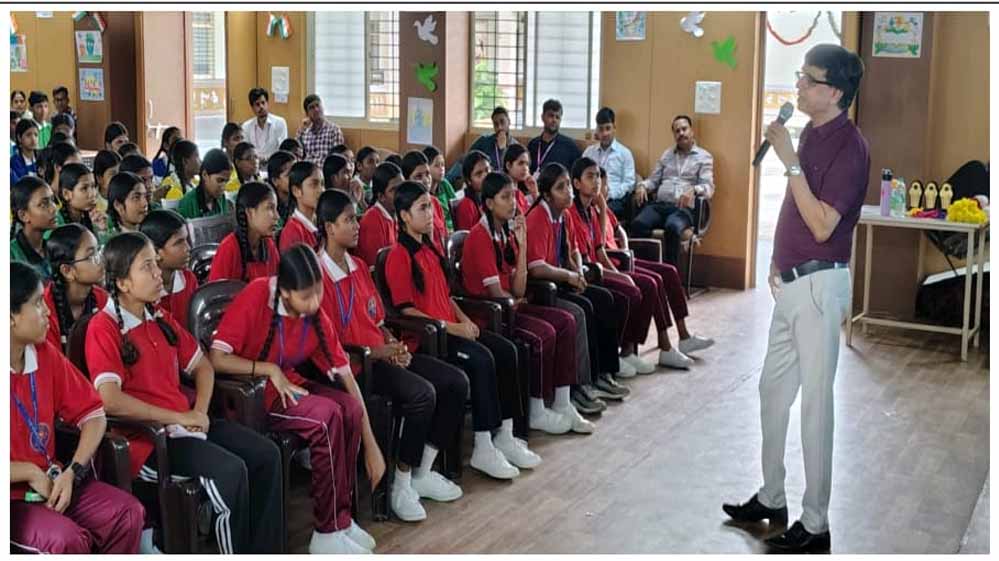 विद्यार्थियों से प्रेरणा संवाद, संभागीय उपायुक्त जेपी यादव ने बताए सफलता के मंत्र
