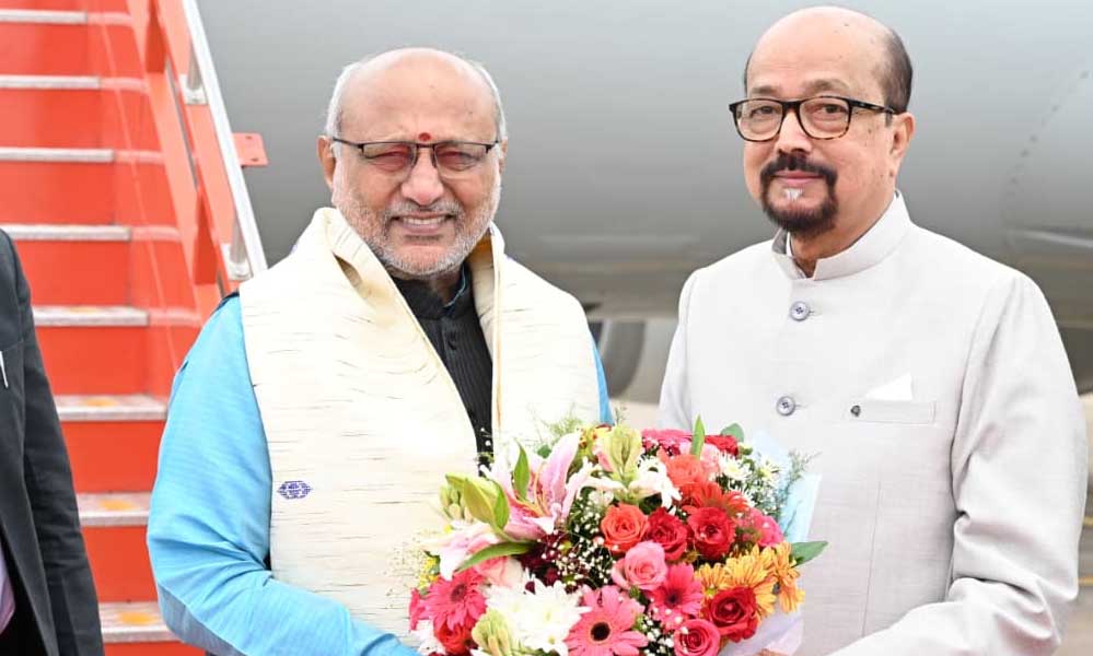 उपराष्ट्रपति राधाकृष्णन का स्वागत करने पहुंचे राज्यपाल डेका, गर्मजोशी से हुआ अभिनंदन