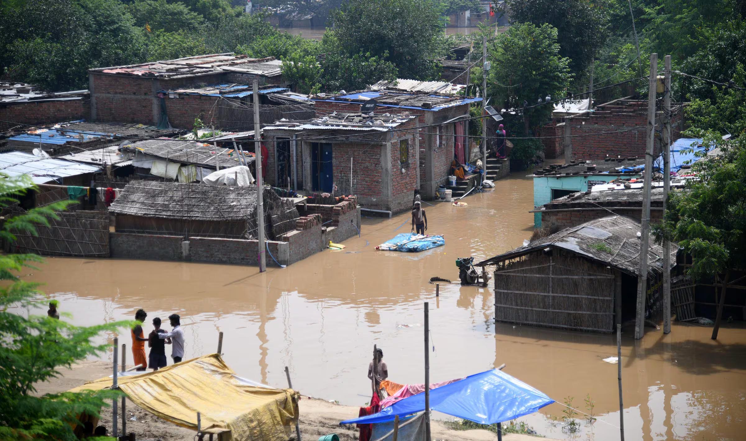 बिहार में बाढ़ से हाहाकार: 200 से अधिक सड़कें डूबीं, 120 स्कूल बंद, हजारों एकड़ फसल बर्बाद