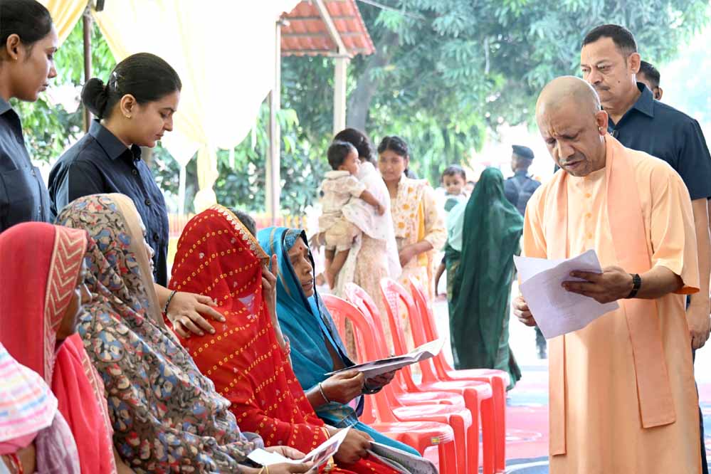 गोरखपुर में लगातार दूसरे दिन जनता दर्शन में सीएम योगी ने सुनीं करीब 150 लोगों की समस्याएं