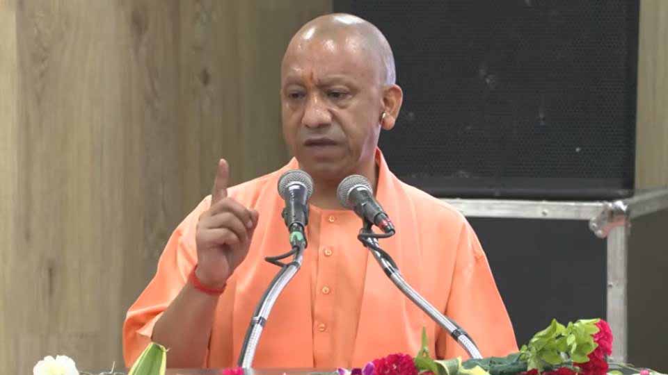 सीएम योगी का अधिवक्ताओं को बड़ा तोहफा, 5 लाख रुपये की कैशलेस चिकित्सा सुविधा