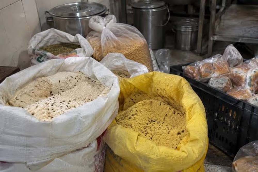 मैस में इल्लियां और फंगस लगी ब्रेड मिली, 70 किलो सामान मौके पर नष्ट