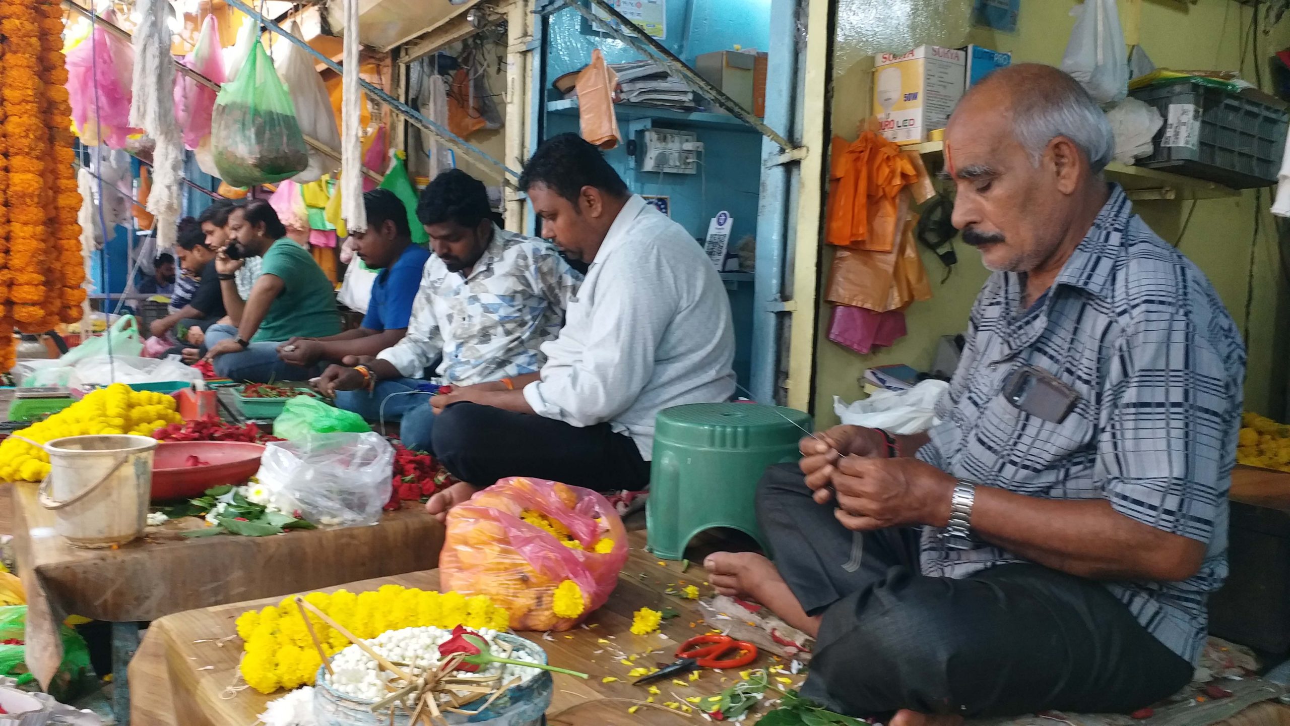 बारिश और बढ़ती मांग से फूलों की कीमतों में 60% तक उछाल