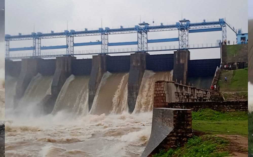 चंदौली में बाढ़ का खतरा बढ़ा! भारी बारिश के बाद तीन डैम फुल, बांधों से छोड़ा जा रहा पानी