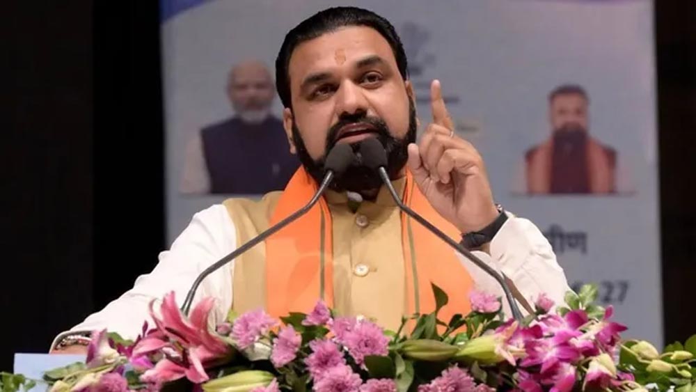 जाम के बीच मोबाइल चलाते मिले 3 ट्रैफिक पुलिसकर्मी, वेतन रोका; 2 महिला पुलिसकर्मियों पर भी एक्शन