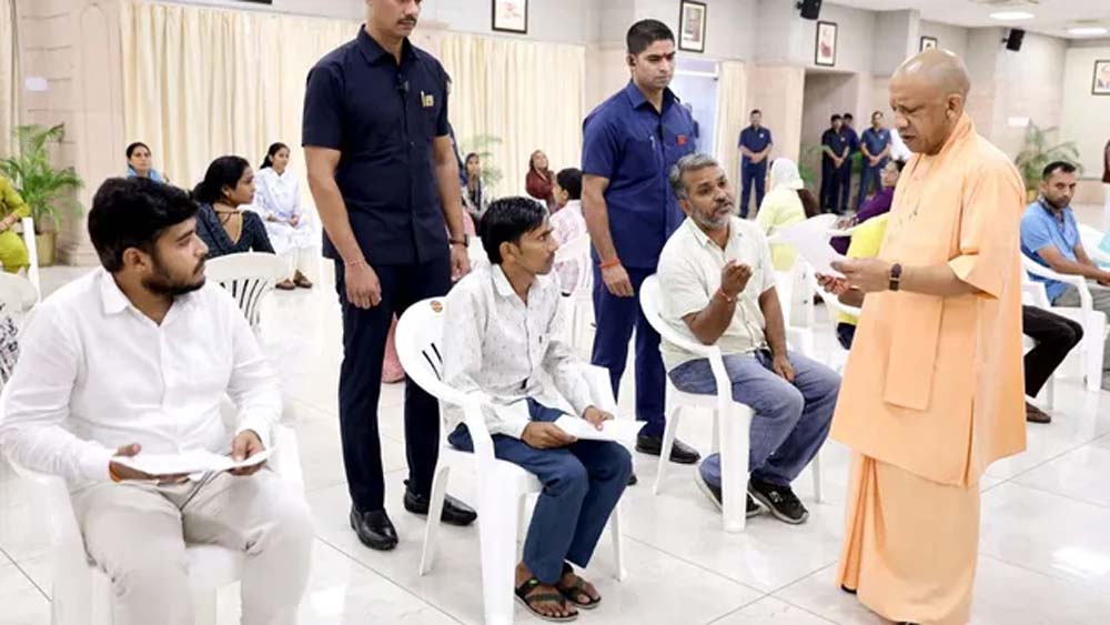CM योगी ने जनता दर्शन में सुनी फरियाद, जमीन कब्जे पर सख्त कार्रवाई के निर्देश