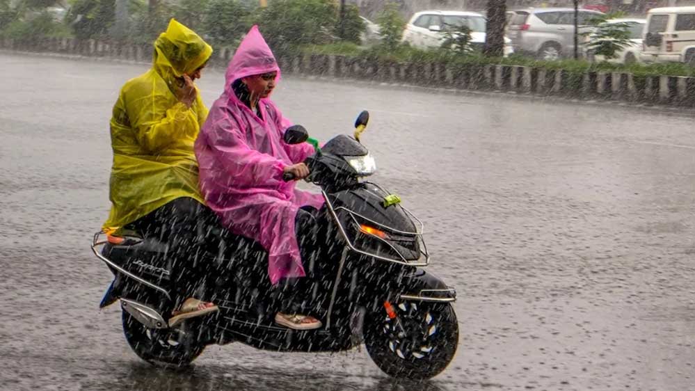 दिल्ली-NCR में बारिश का कहर, गरज के साथ तेज बौछारें; IMD ने जारी किया रेड अलर्ट