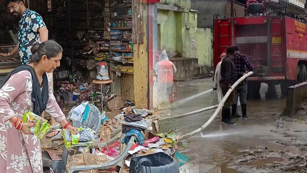 बाढ़ का पानी उतरा तो सामने आई तबाही, चित्रकूट में घर-दुकानें कीचड़ से पटीं; बिजली बहाली जारी