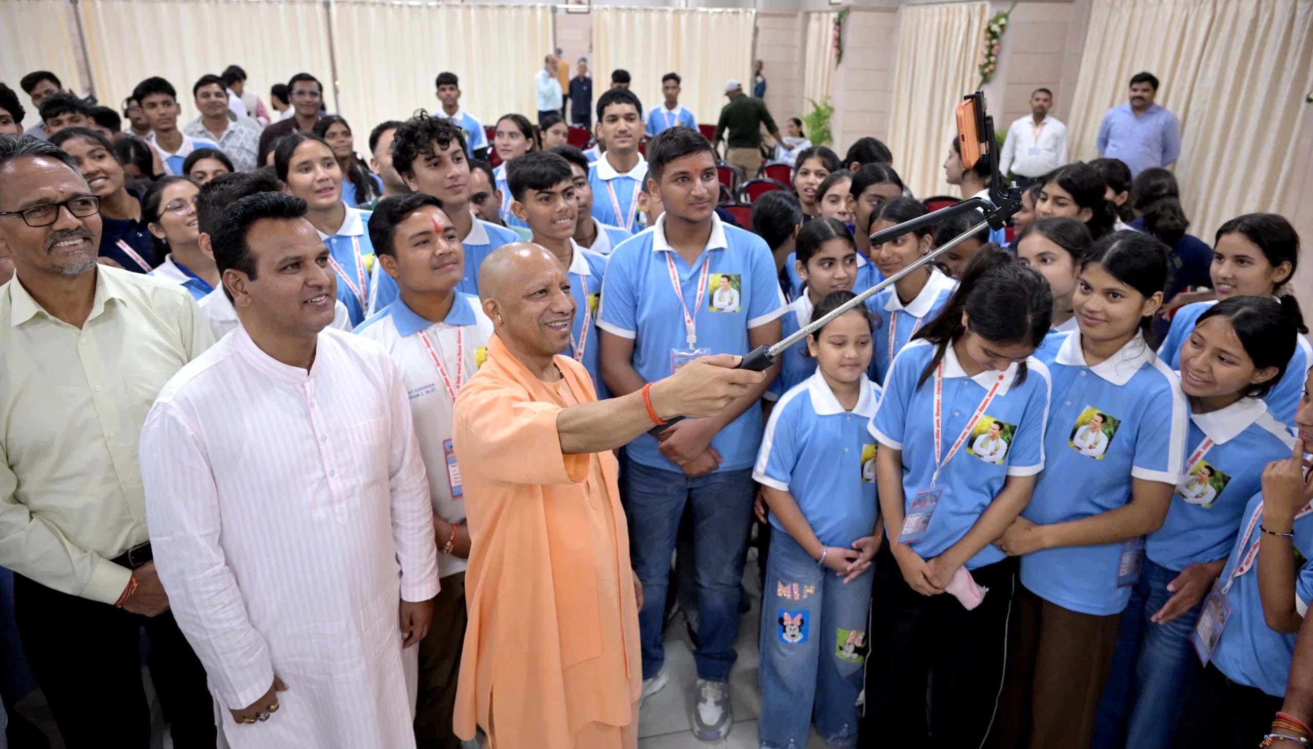 देवप्रयाग के मेधावी छात्रों ने किया गोमती बुक फेस्टिवल का भ्रमण, मिली ‘एग्जाम वॉरियर्स’ पुस्तक