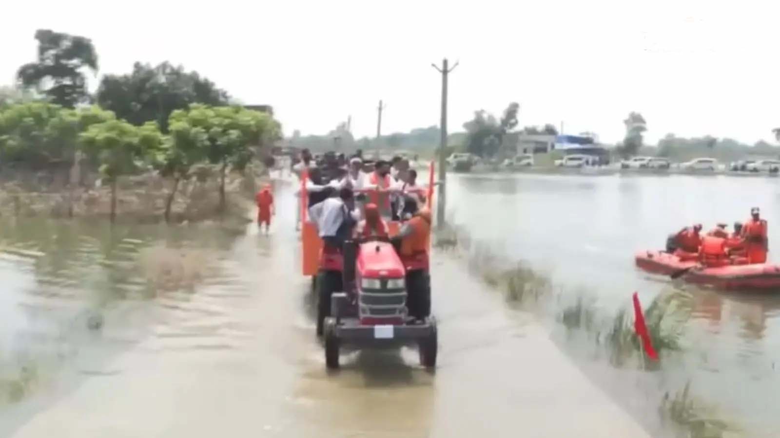 हाजीपुर में बाढ़ प्रभावित इलाकों का दौरा, ट्रैक्टर पर सवार दिखे शिवराज और सम्राट चौधरी