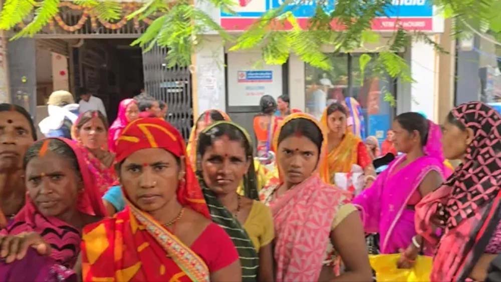 25 किलो अनाज का लालच देकर खुलवाए 65 खाते, बाद में पहुंची संदिग्ध रकम