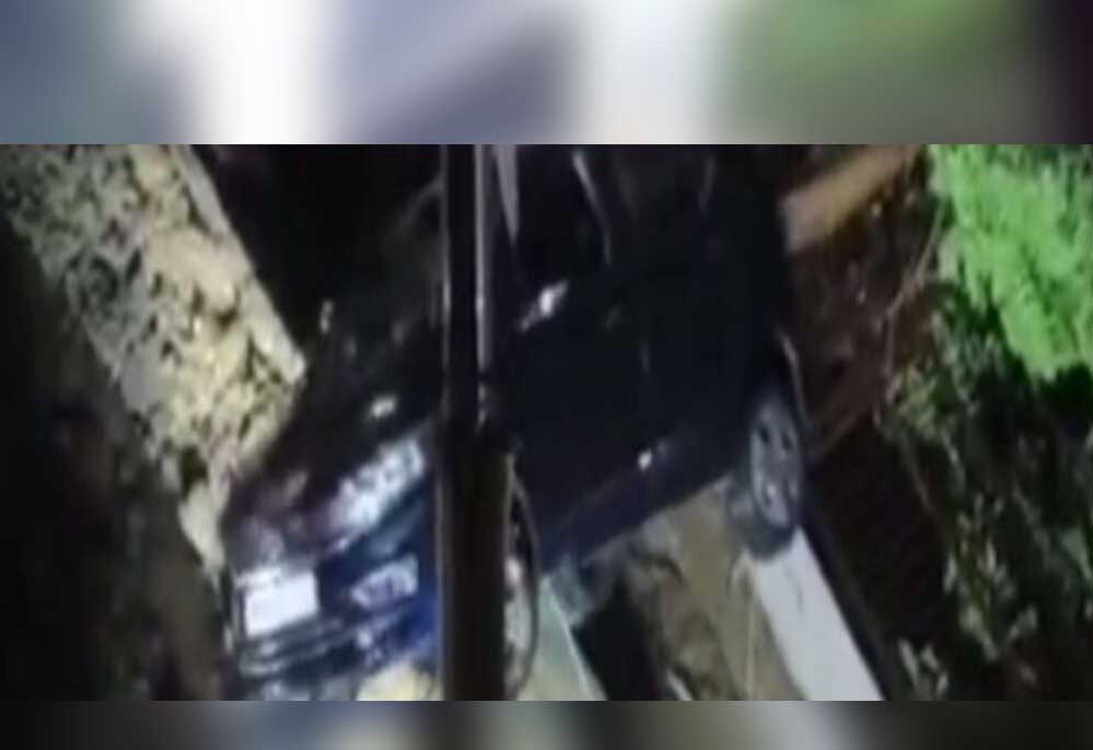 कलियासोत नदी के मुहाने पर धंसी जमीन, कारें दबीं और पेड़ गिरे; मौके पर पहुंचा प्रशासन