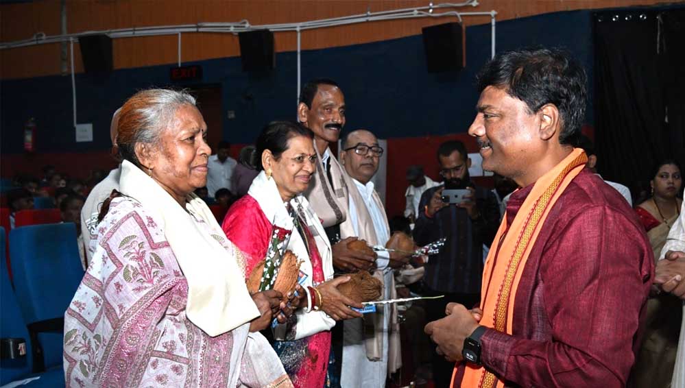 शिक्षकों के सम्मान में सजा मंच, केदार कश्यप ने सेवानिवृत्त शिक्षकों और शिक्षा दूतों को दिए सम्मान