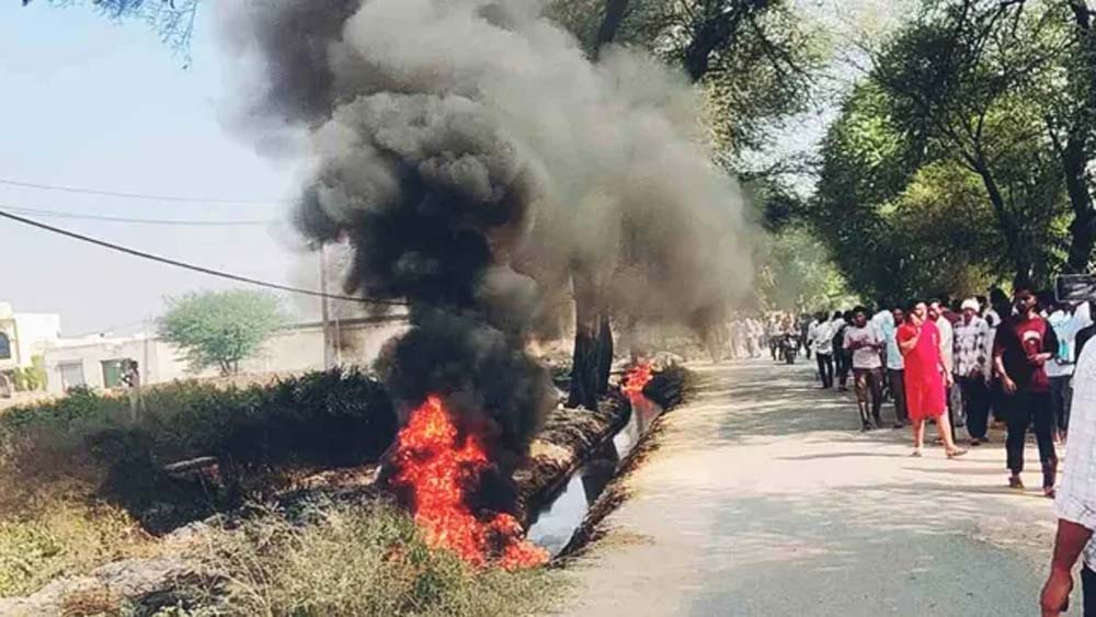 मिक्स जाइलीन से भरा टैंकर पलटा, नाले में फैला केमिकल 50 घंटे बाद फिर बना आग का कारण