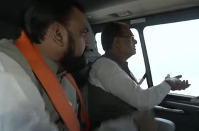 बिहार में बाढ़ से 50 लाख लोग प्रभावित, शिवराज ने हाजीपुर में नाव से लिया हालात का जायजा