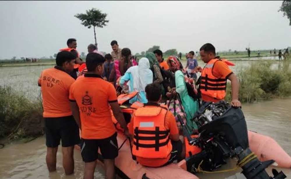 बाढ़ में योगी सरकार का राहत अभियान तेज, 19 हजार से ज्यादा लोगों को सुरक्षित स्थानों पर पहुंचाया