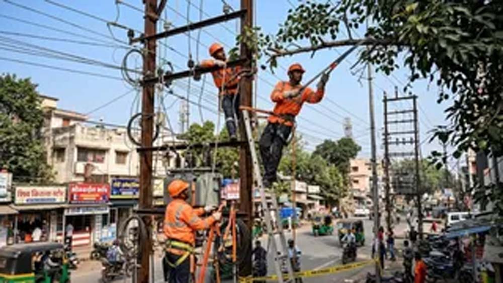 तूफान-बारिश से बिजली गुल, रांची-बोकारो में टूटे खंभे और तार