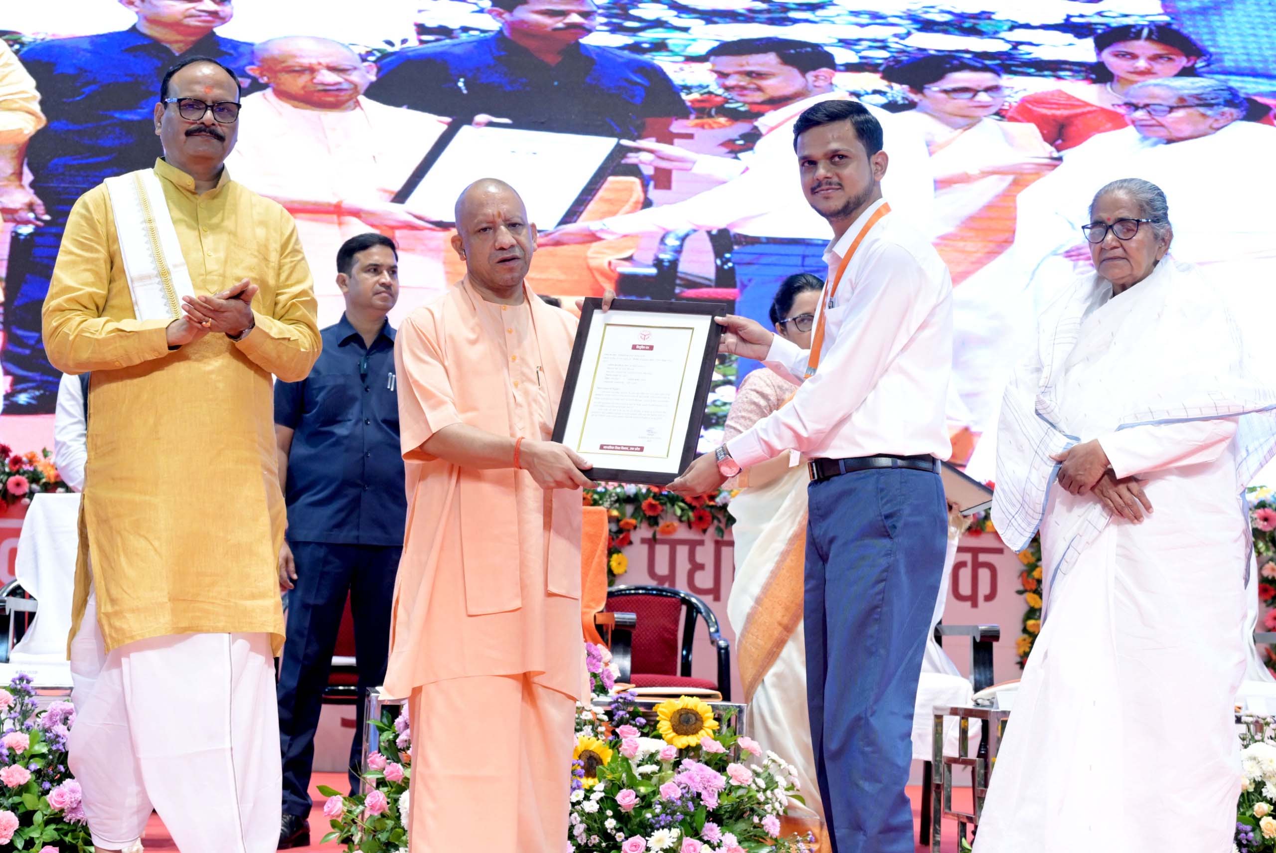 मुख्यमंत्री योगी आदित्यनाथ ने बांटे नियुक्ति पत्र, मंच पर 12 अभ्यर्थियों को सौंपे पत्र