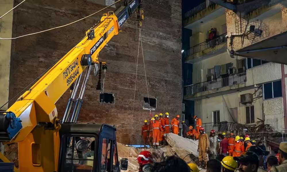 दिल्ली के सत्य निकेतन हादसे पर हाईकोर्ट की फटकार, ‘सिर्फ मालिक नहीं, MCD भी जिम्मेदार’