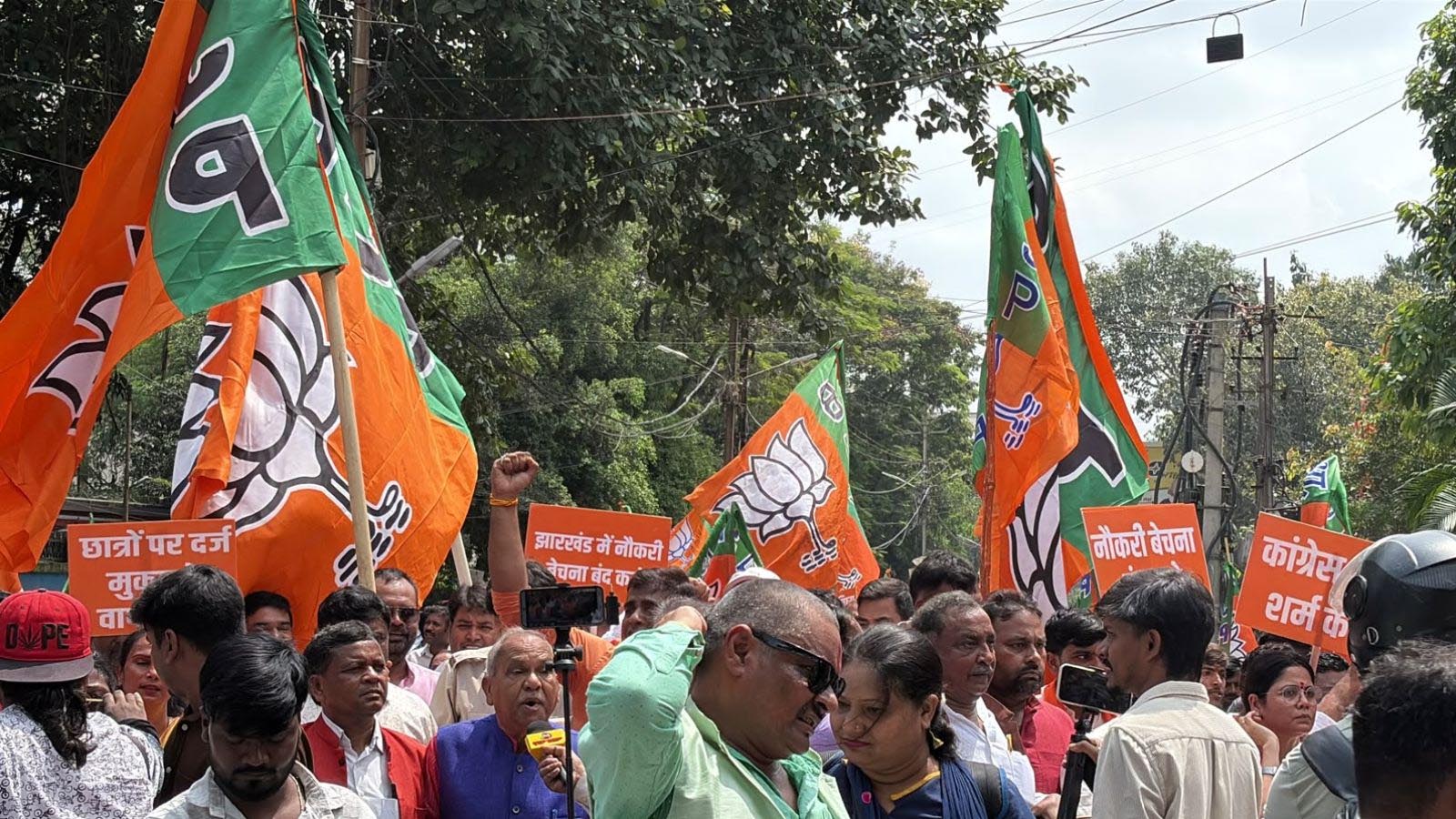 छात्रों के समर्थन में BJP का प्रदर्शन, JSSC-CGL पेपर लीक की CBI जांच और मुकदमे वापसी की मांग