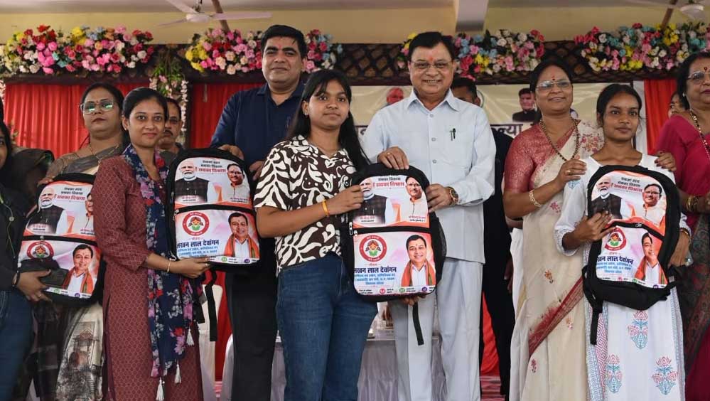 छात्राओं के लिए बड़ी सौगात, लखन लाल देवांगन ने बांटी 1500 एजुकेशन किट; कॉलेजों में बनेगा विशाल डोम