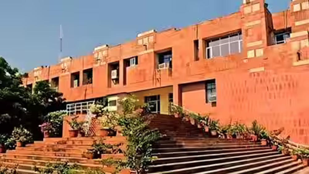कैंपस बैठकों और क्लास के दौरान छात्राओं के साथ अश्लील हरकतें करने का आरोप