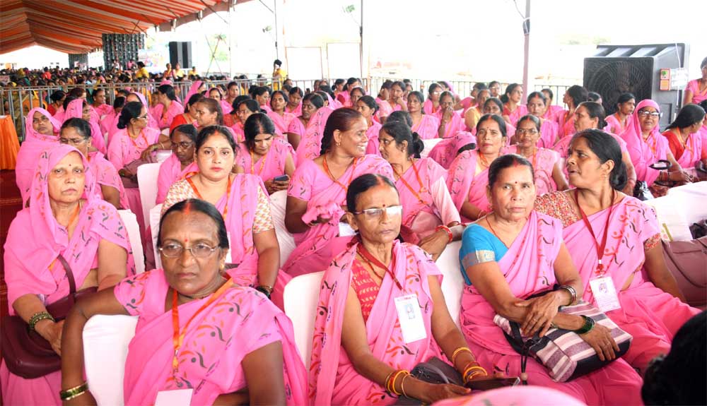 मुख्यमंत्री योगी आदित्यनाथ ने अयोध्या से की बड़ी घोषणा, कार्यकत्रियों और सहायिकाओं के परिवार को हर साल पांच लाख रुपये तक कैशलेस इलाज