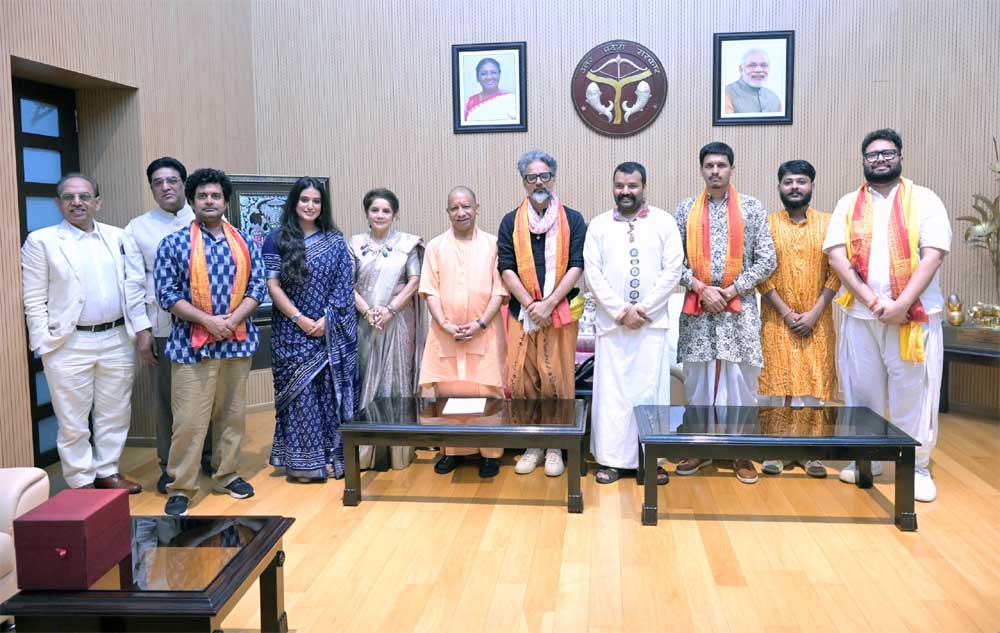 टीम में शामिल रहे डायरेक्टर विशाल चतुर्वेदी और एक्टर शोभिनव समेत सभी प्रमुख सदस्य