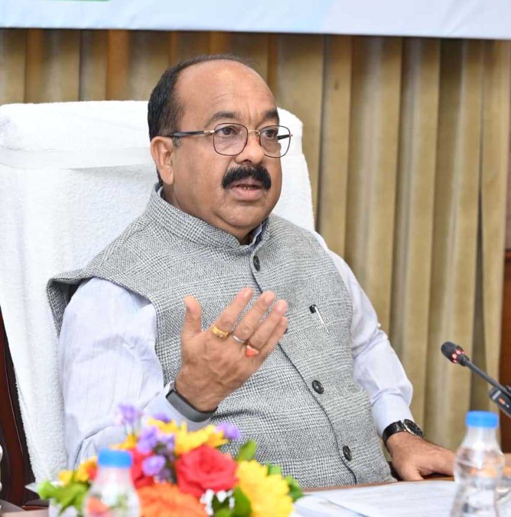 उप मुख्यमंत्री ने नगर निगमों और जिला मुख्यालय वाले नगर पालिकाओं के कार्यों की समीक्षा की