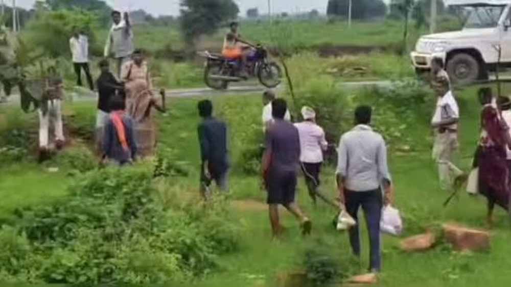 अतिक्रमण जांच के दौरान हंगामा, ग्रामीणों और टीम में झूमाझटकी