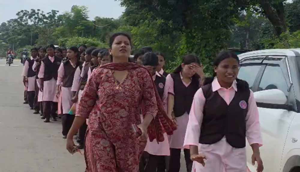 स्कूल में बिजली-व्यवस्था और क्लासेस की मांग, छात्राओं ने कलेक्ट्रेट तक निकाला पैदल मार्च