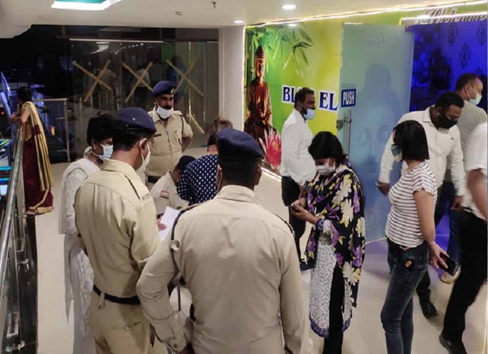 सूर्या मॉल के स्पा सेंटर पर पुलिस की छापेमारी, युवतियों समेत संचालक से पूछताछ