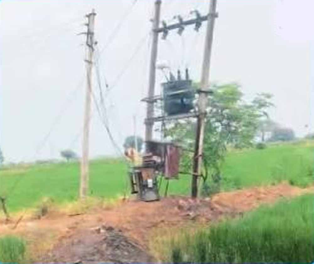 फसल बचाने ट्रांसफॉर्मर सुधार रहे थे, 3 की मौत