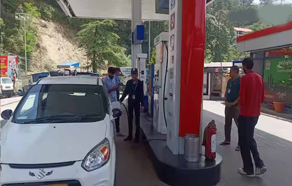 गाड़ी का टैंक 42 लीटर, फिर भी भर गया 48 लीटर पेट्रोल; पेट्रोल पंप पर हंगामा