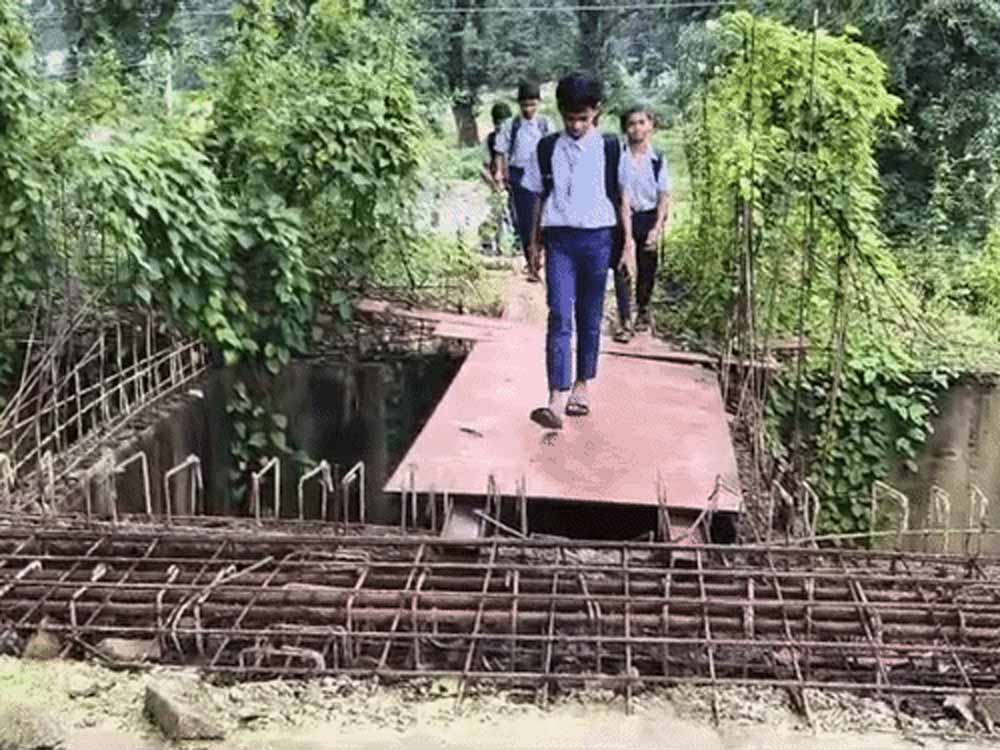 छह साल में भी पूरा नहीं हुआ पुल का निर्माण, जोखिम उठाकर स्कूल पहुंच रहे बच्चे