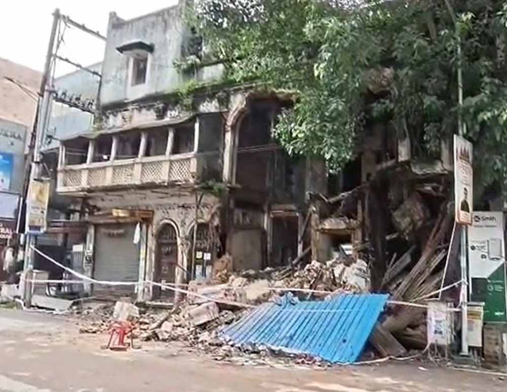 रायपुर में DJ की तेज आवाज से जर्जर इमारत का हिस्सा गिरा, बाल-बाल बचे लोग