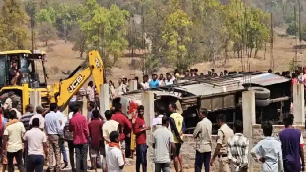 तेज रफ्तार बस पलटी, एक यात्री की मौत; 20 लोग घायल