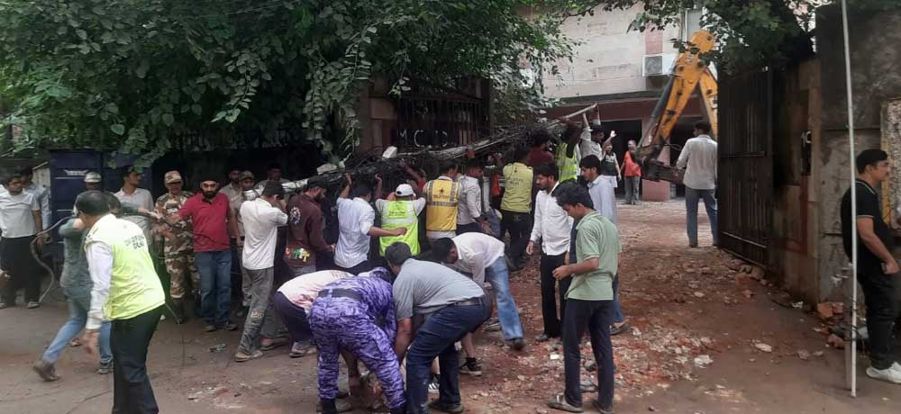 सत्य निकेतन में 4 मंजिला इमारत भरभराकर गिरी, 3 लोगों की मौत; रेस्क्यू ऑपरेशन जारी