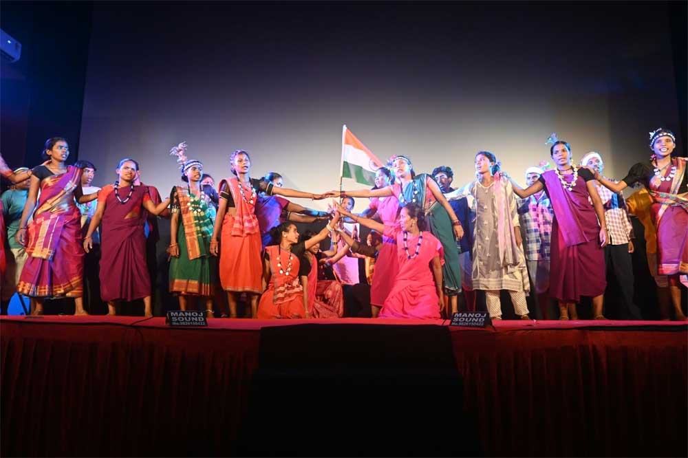 प्रशिक्षण के बाद सरेंडर नक्सल युवाओं ने चक्रधर समारोह, रायगढ़ के समापन समारोह में दी प्रभावशाली प्रस्तुति