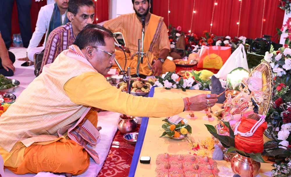 मुख्यमंत्री  विष्णु देव साय ने परिवारजनों के साथ विधि-विधान से की गणपति की स्थापना और पूजा-अर्चना