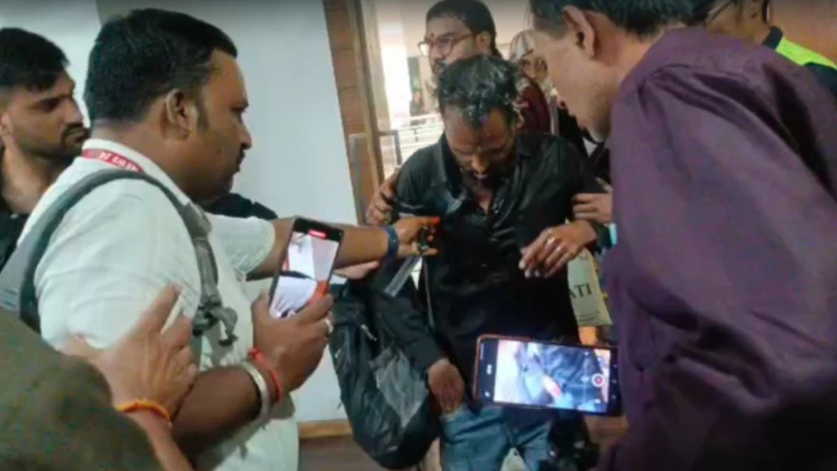 इंदौर कलेक्ट्रेट में मचा हड़पक, जनसुनवाई में युवक ने किया आत्मदाह का प्रयास, देखें वीडियो