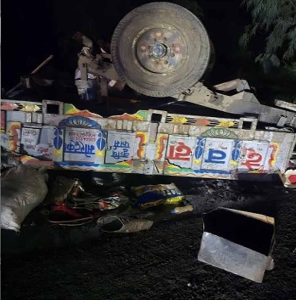 मंदसौर में दर्दनाक हादसा, ट्रैक्टर-ट्रॉली से भिड़ा मिनी ट्रक; महिला और बच्ची की गई जान