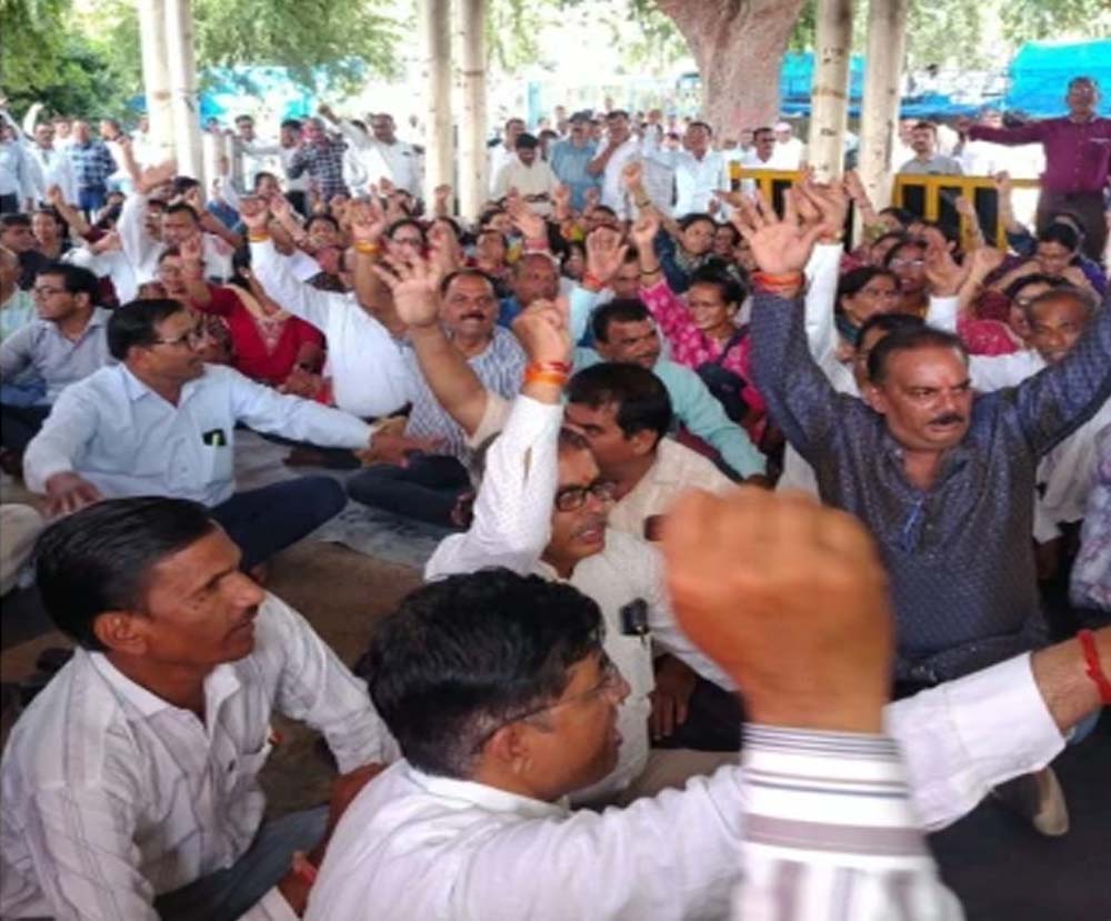 हजारों शिक्षकों का भोपाल में प्रदर्शन, नीलम पार्क में अनिश्चितकालीन धरना शुरू